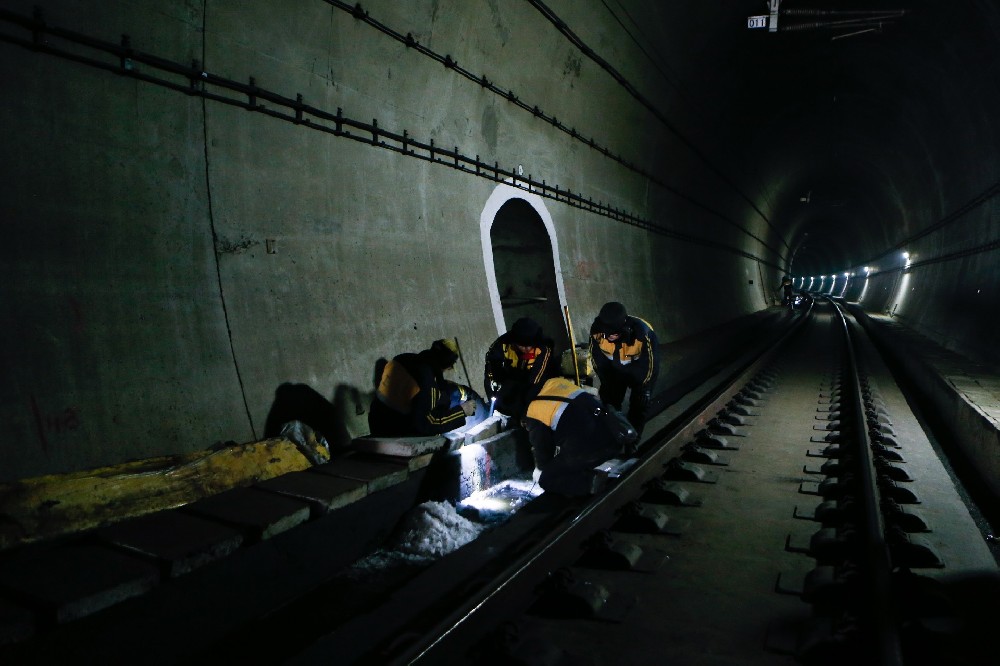 朝天铁路运营隧道病害现状